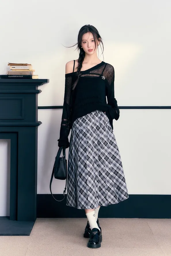 Classic Black and White Plaid Midi Skirt: A-Line Pleated Tartan Check Pattern with High Waist