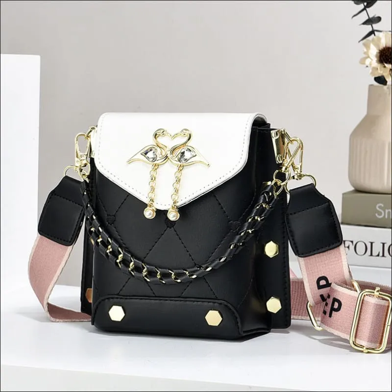 Stylish Shoulder Bag with Elegant Swan Pearl Chain