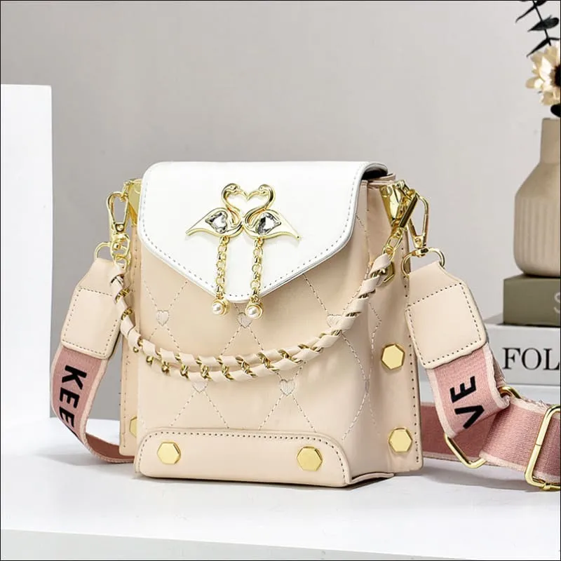 Stylish Shoulder Bag with Elegant Swan Pearl Chain